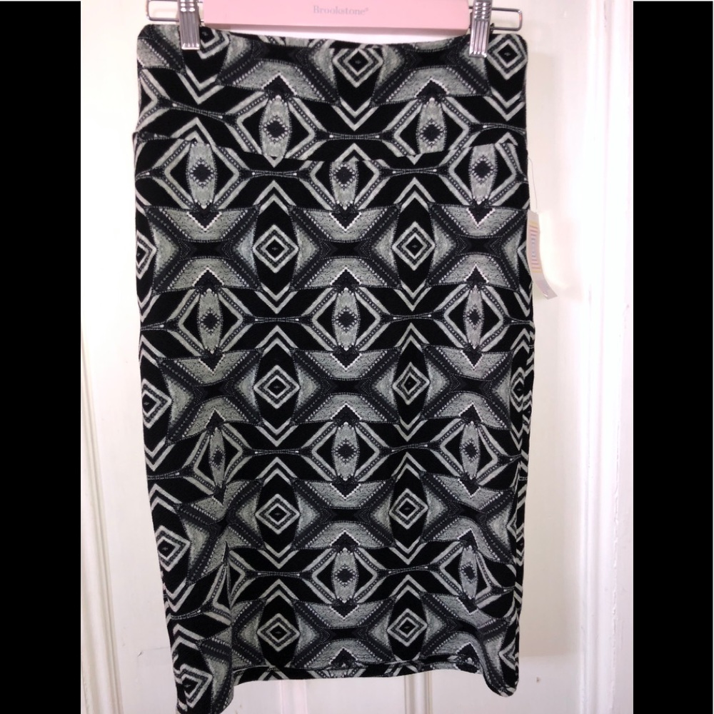 LulaRoe Cassie Skirt (M) - NEW WITH TAGS!